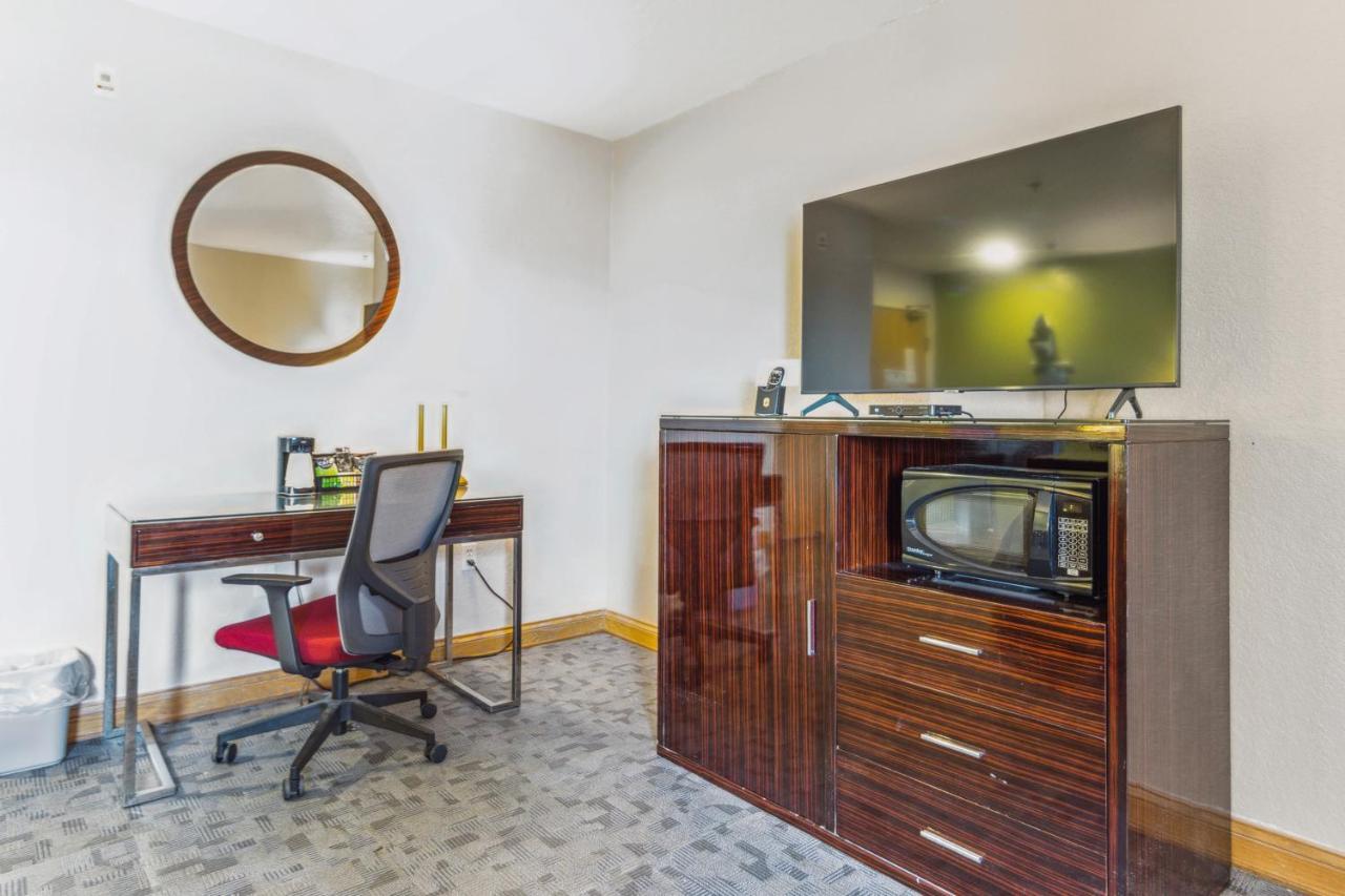 Super 8 By Wyndham Uniontown Pa Hotel Bagian luar foto