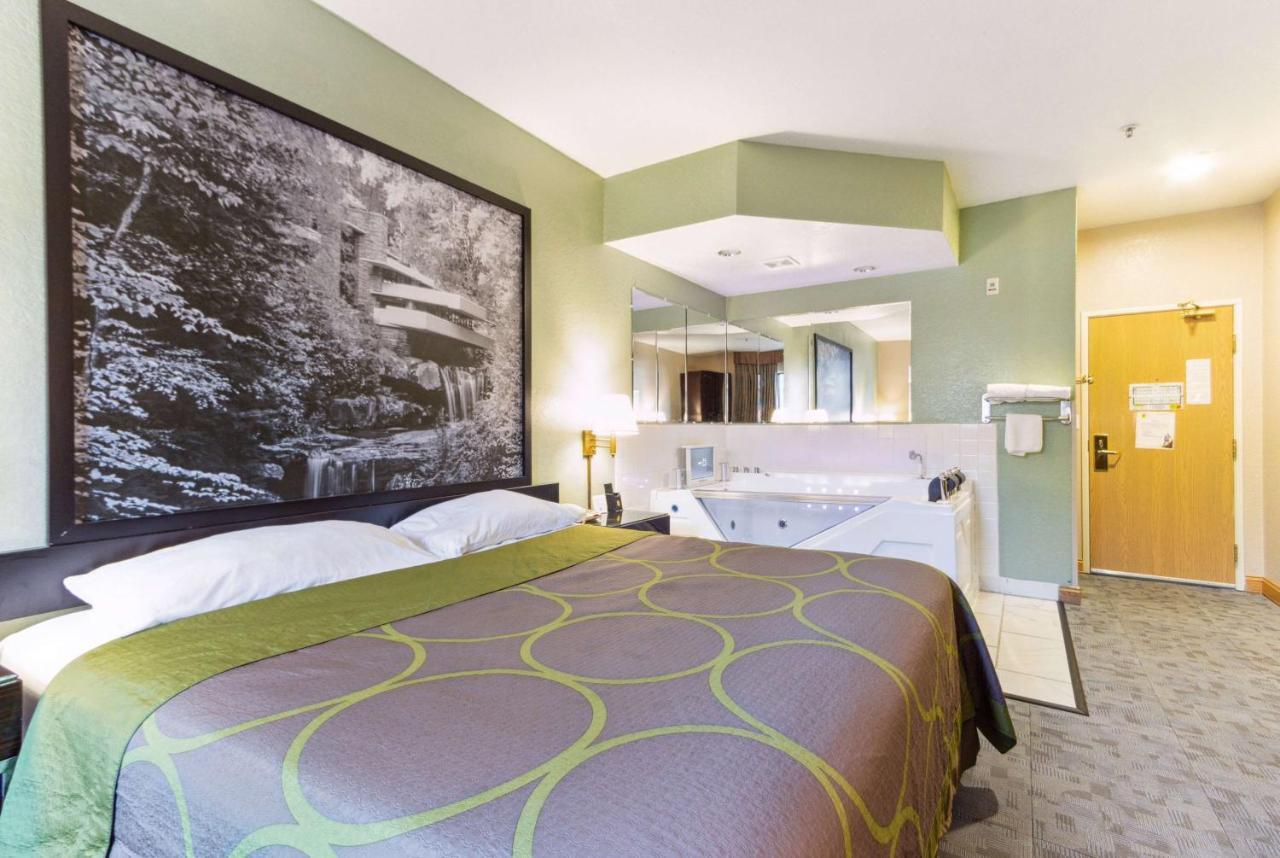 Super 8 By Wyndham Uniontown Pa Hotel Bagian luar foto