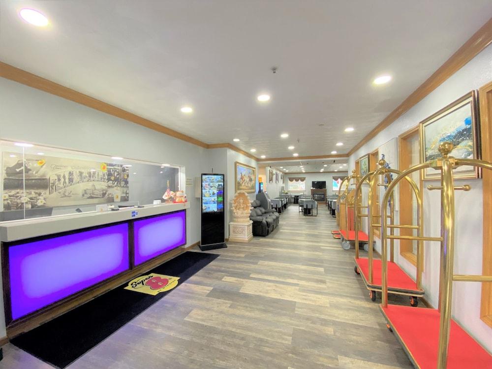 Super 8 By Wyndham Uniontown Pa Hotel Bagian luar foto