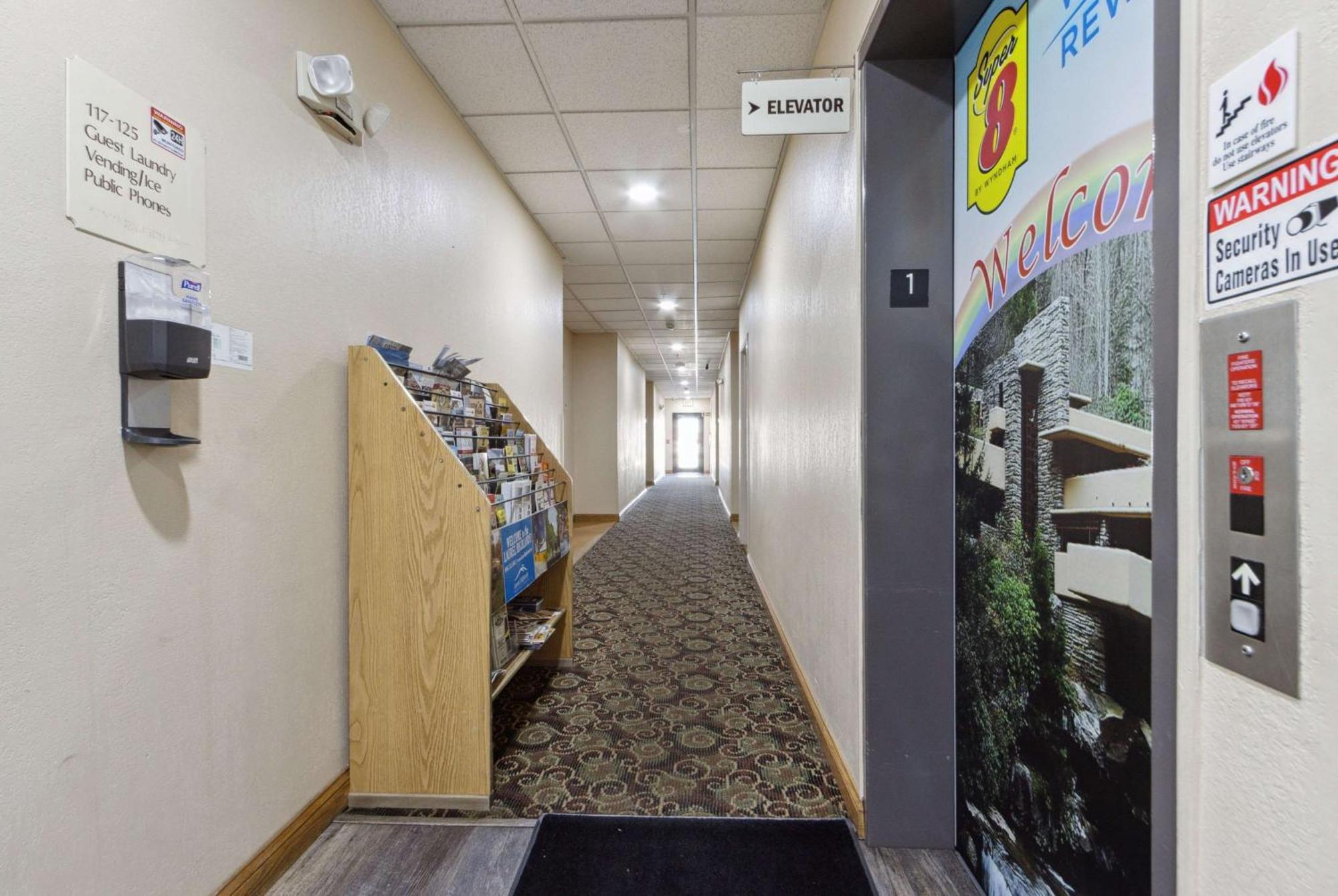Super 8 By Wyndham Uniontown Pa Hotel Bagian luar foto
