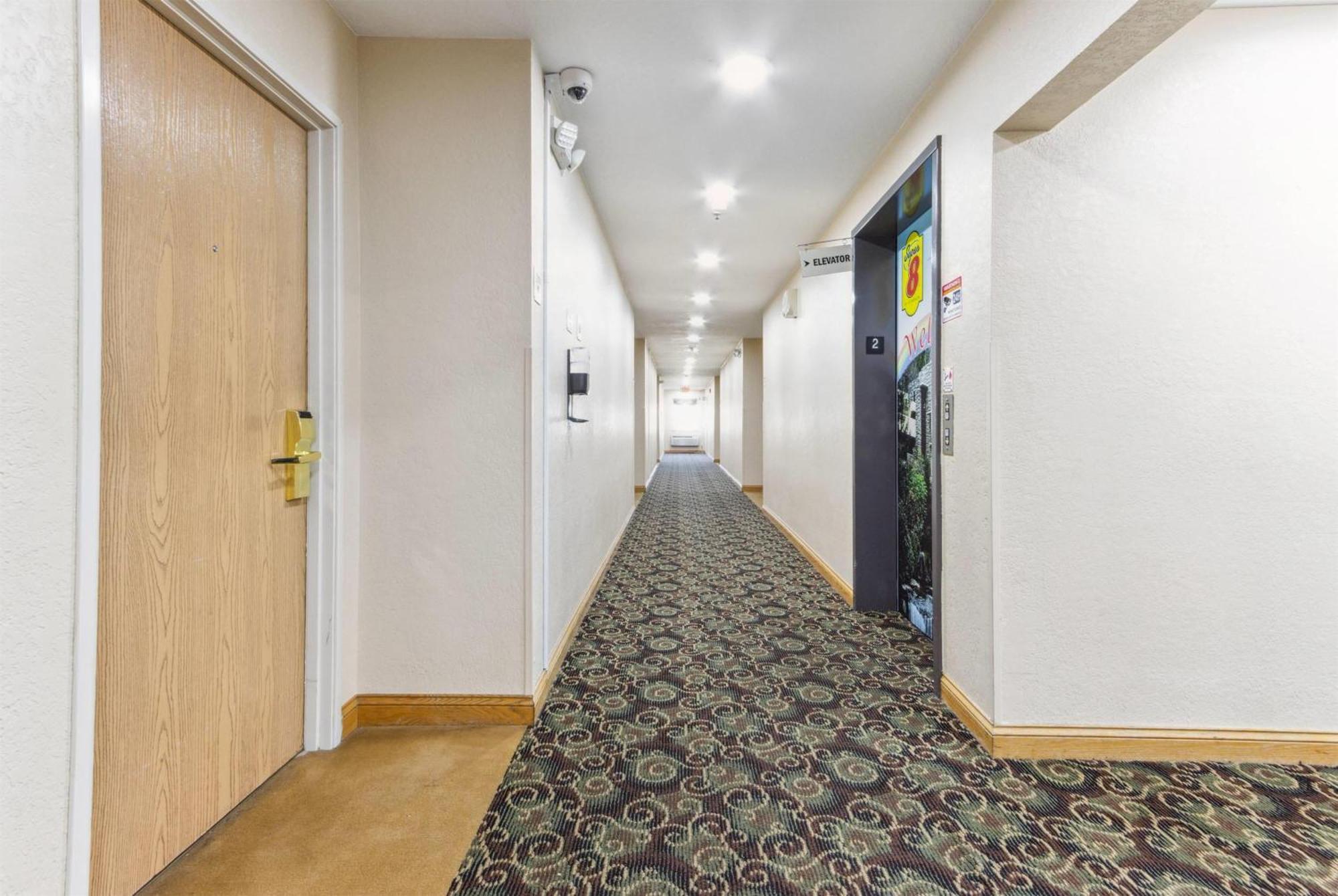 Super 8 By Wyndham Uniontown Pa Hotel Bagian luar foto
