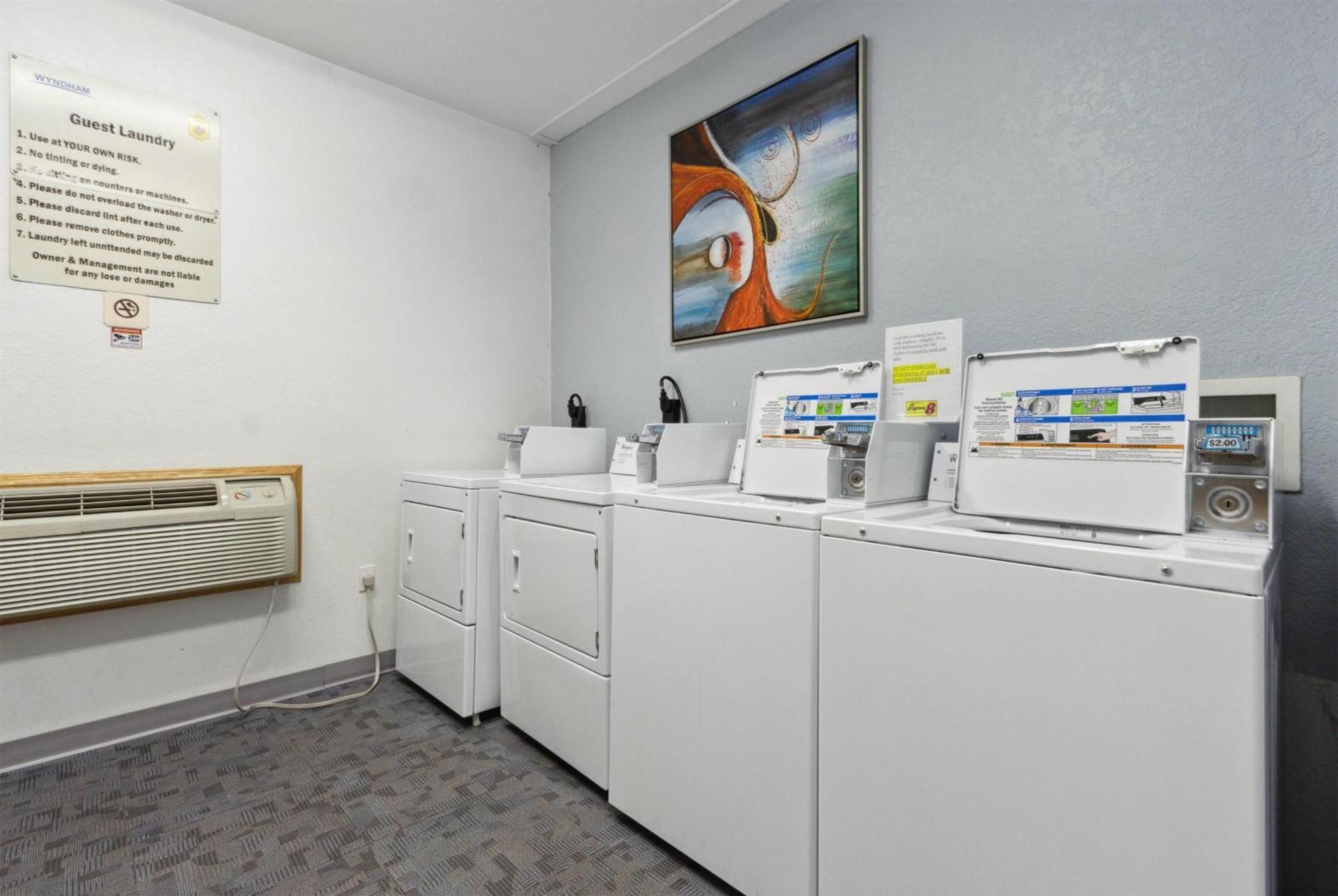 Super 8 By Wyndham Uniontown Pa Hotel Bagian luar foto