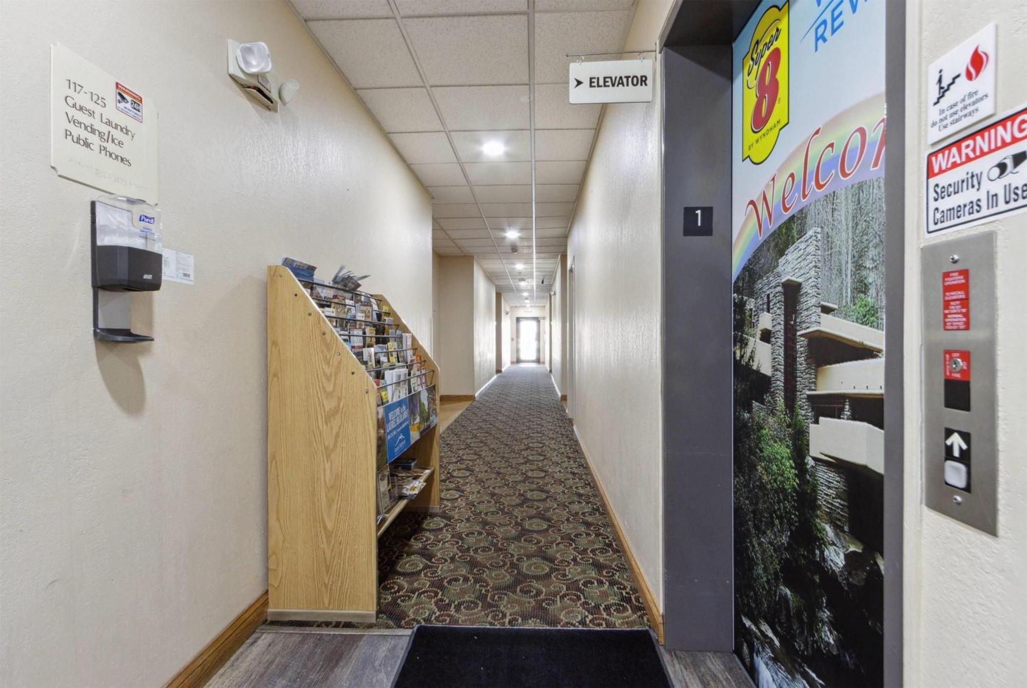 Super 8 By Wyndham Uniontown Pa Hotel Bagian luar foto