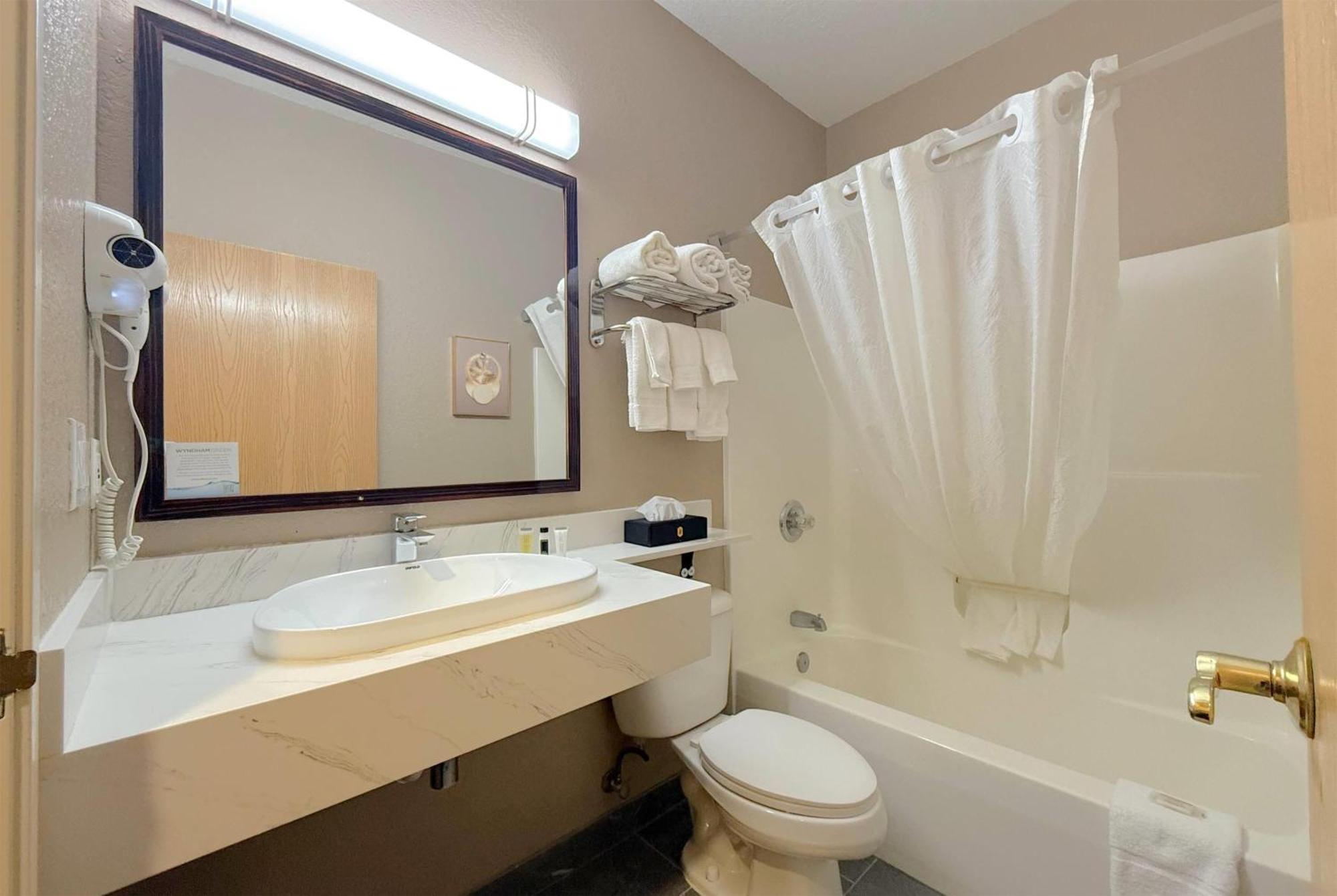 Super 8 By Wyndham Uniontown Pa Hotel Bagian luar foto