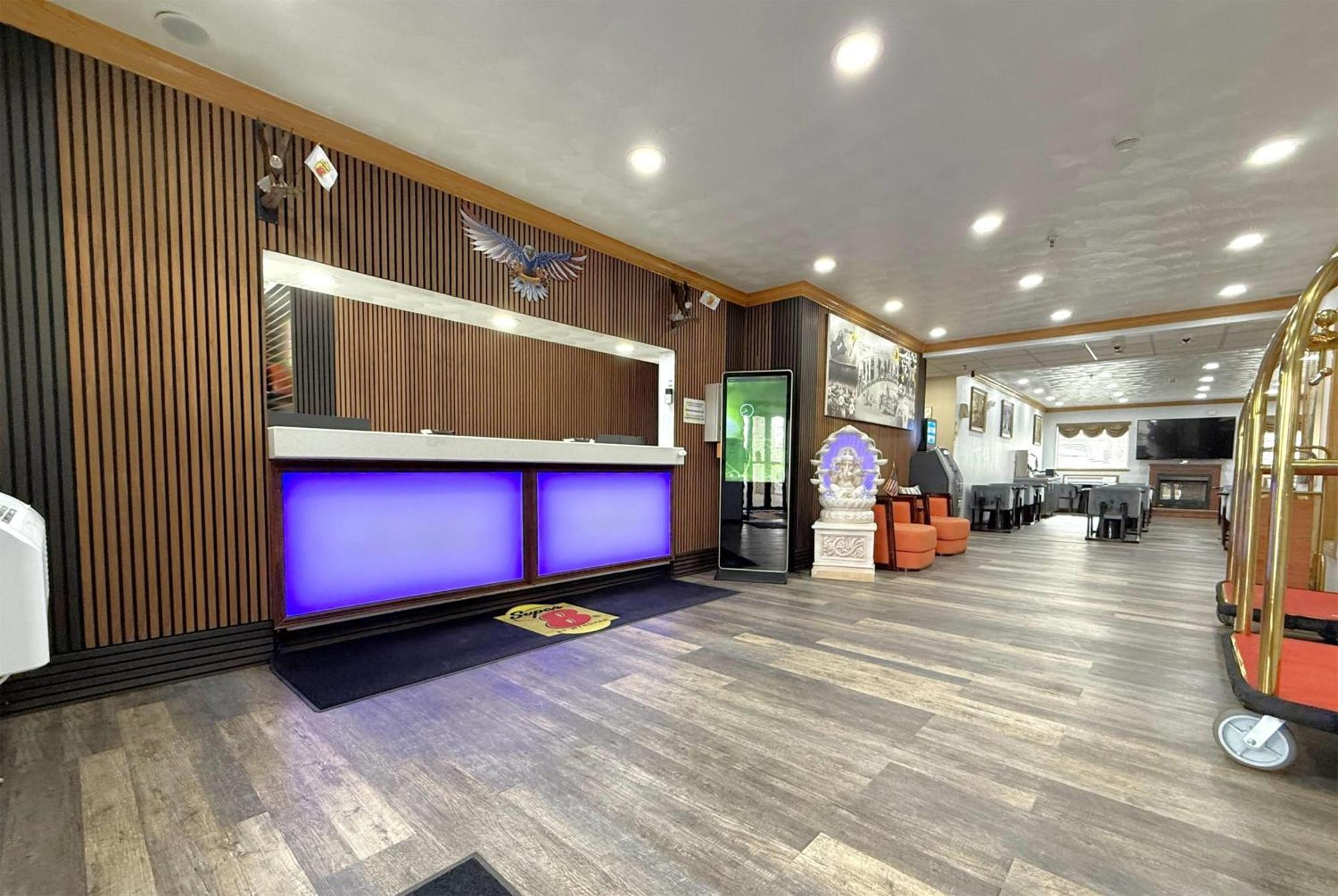Super 8 By Wyndham Uniontown Pa Hotel Bagian luar foto
