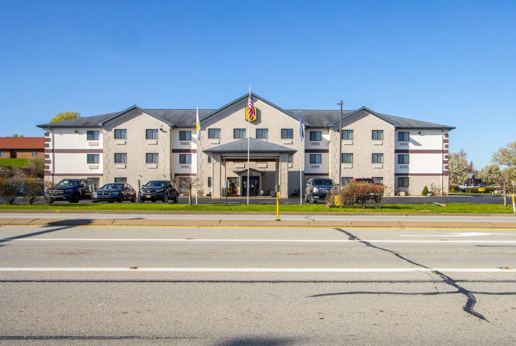 Super 8 By Wyndham Uniontown Pa Hotel Bagian luar foto